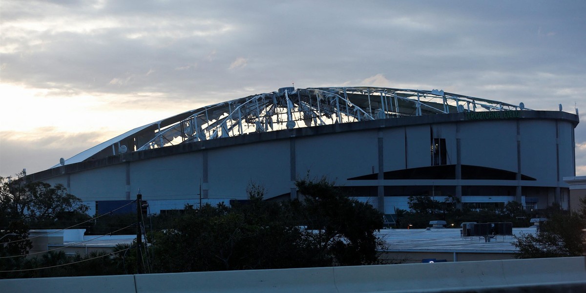 Huragan Milton zniszczył stadion Tropicana Field.