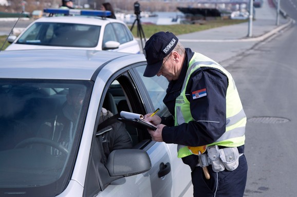 VOZIO AUTOMOBIL POD DEJSTVOM KANABISA I AMFETAMINA Mladić iz Bora isključen iz saobraćaja i priveden