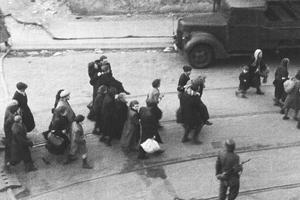 Mieszkańcy getta prowadzeni na Umschlagplatz. Zdjęcie zrobione z kamienicy, gdzie dziś mieści się szpital św. Zofii.