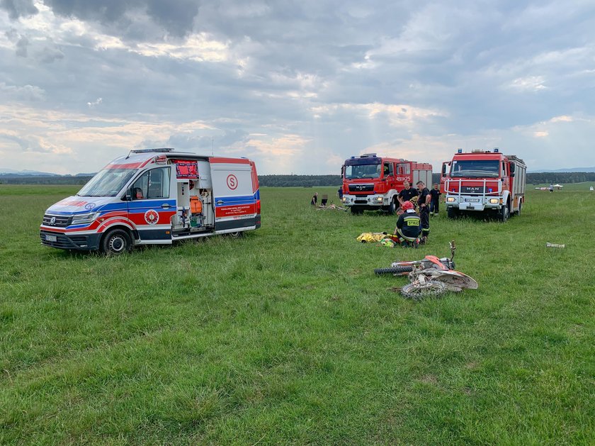 Motocyklista zderzył się z szybowcem