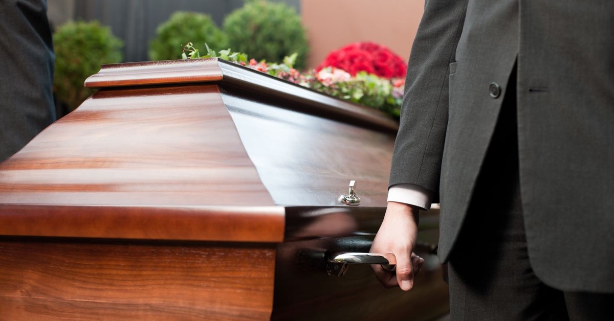 Nowe zasady pochówku coraz bliżej. MZ daje zielone światło, a Kościół ostrzega: „To praktyka heretycka”
