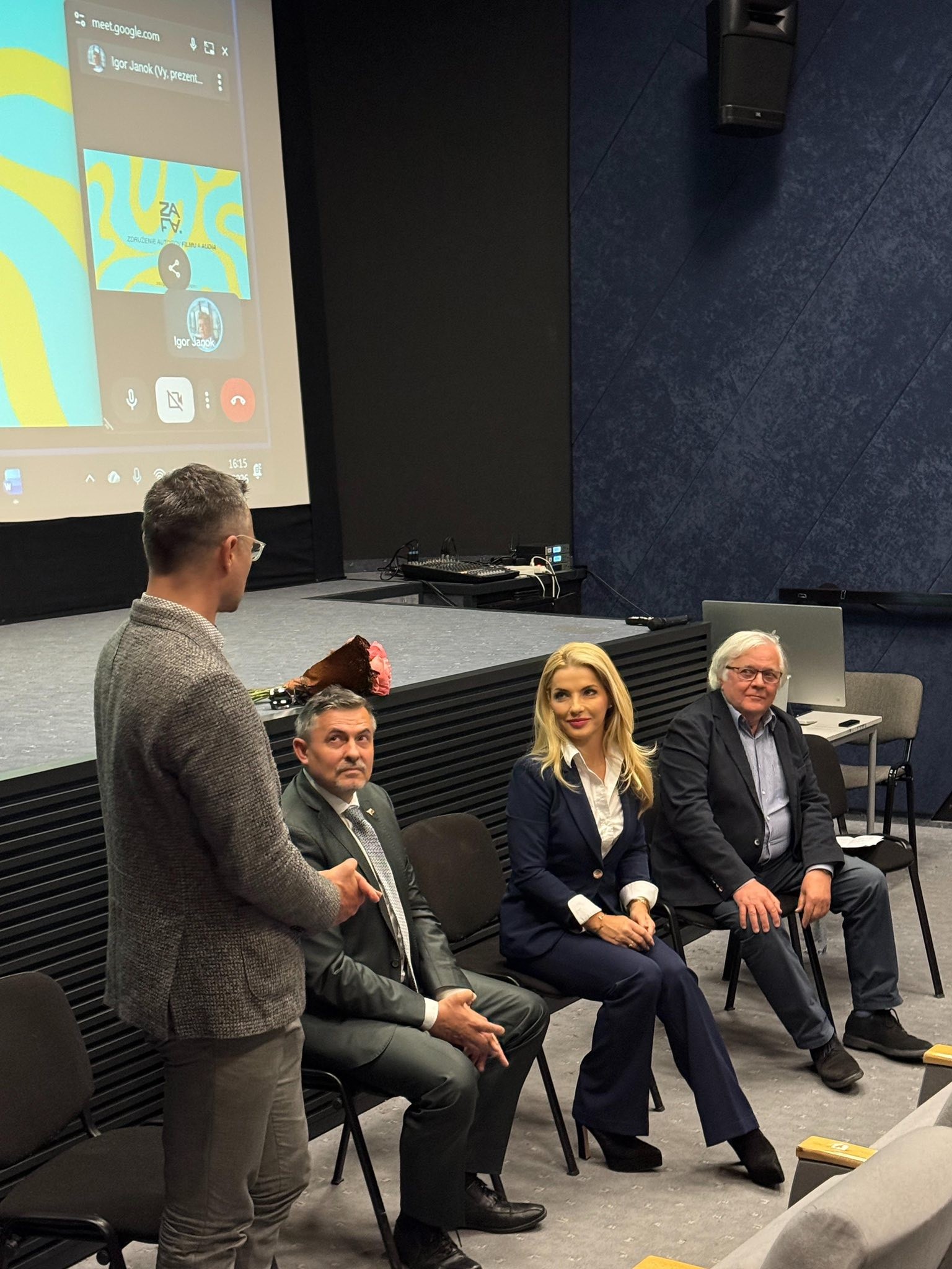 Ministerka kultúry SR Martina Šimkovičová a generálny tajomník služobného úradu MK SR Lukáš Machala na Valnom zhromaždení Združenia autorov filmu a audia (ZAFA) v priestoroch Vysokej školy múzických umení v Bratislave.