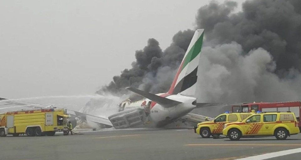 Awaryjne lądowanie na lotnisku w Dubaju. Samolot stanął w płomieniach 