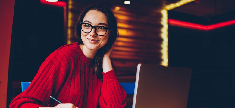 Teraz specjaliści wybierają freelancing w miejsce etatu. Czy taka forma zarobkowania jest naprawdę korzystna i dla kogo