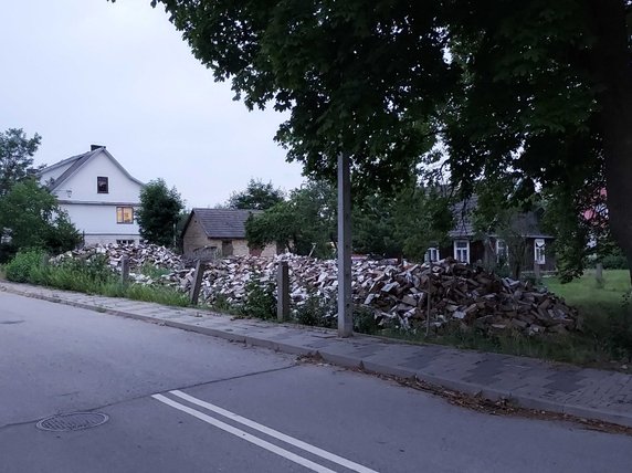 Stosy porąbanego drzewa na posesji w Michałowie 