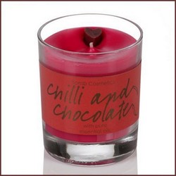 Chilli és csoki gyertya BOMB COSMETICS 2490 Ft-20%-kal olcsóbban a GLAMOUR-napokon: 1992 FtAz aztékok is imádták ezt a kombinációt és nem véletlenül kapható annyi chilis csokis édesség sem. A Bomb gyertyája nem csak isteni illatú, de hosszú-hosszú órákon át ég!