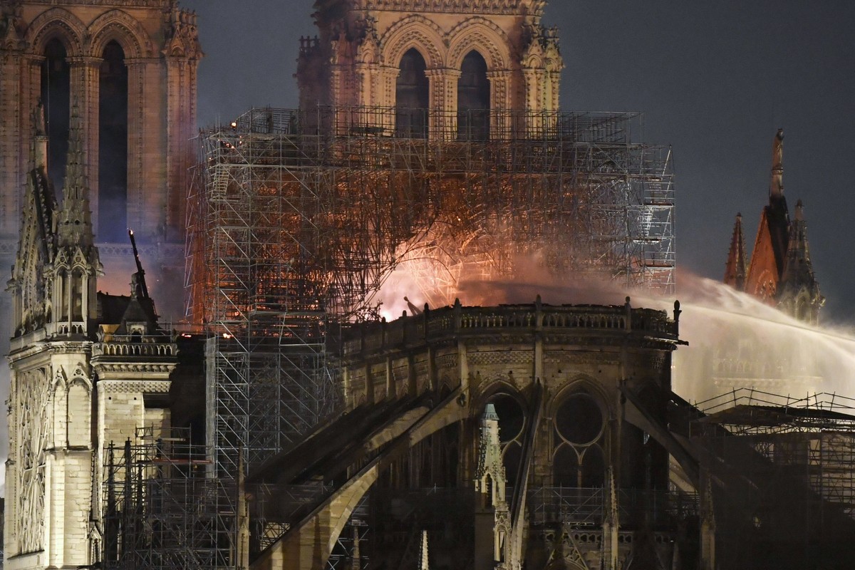 XIX-wieczna drewniano-ołowiana iglica projektu Eugene'a Viollet-le-Duca, wysoka na 93 metry, w poniedziałkowym pożarze zawaliła się całkowicie.
