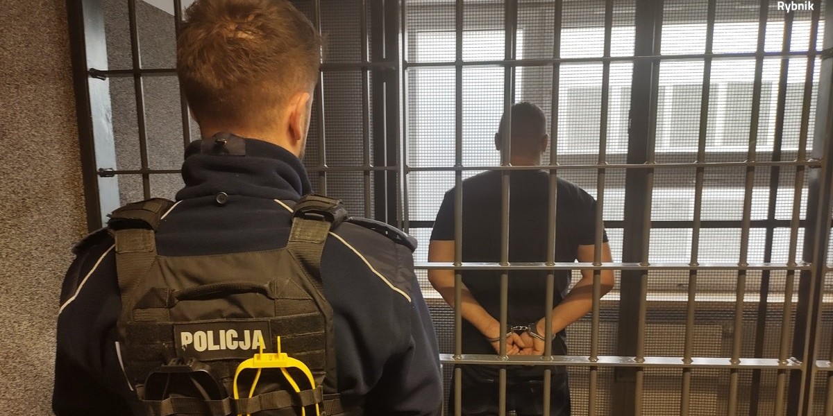 Obraz pochodzący z serwisu https://rybnik.policja.gov.pl/k22/informacje/wiadomosci/384107,Tymczasowy-areszt-zakradziezrozbojnicza-oraz-zniszczenie-mienia.html