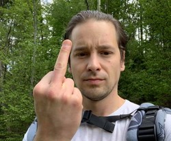 Trójka zagrała Zalewskiego. Zalewski pokazuje Trójce środkowy palec