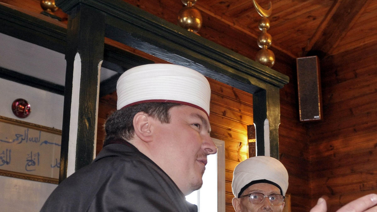 Polscy wyznawcy islamu rozpoczęli obchody trzydniowego święta zakończenia postu - Ramadan Bajram (Id al-Fitr), jednej z dwóch najważniejszych w roku religijnym uroczystości muzułmańskich.
