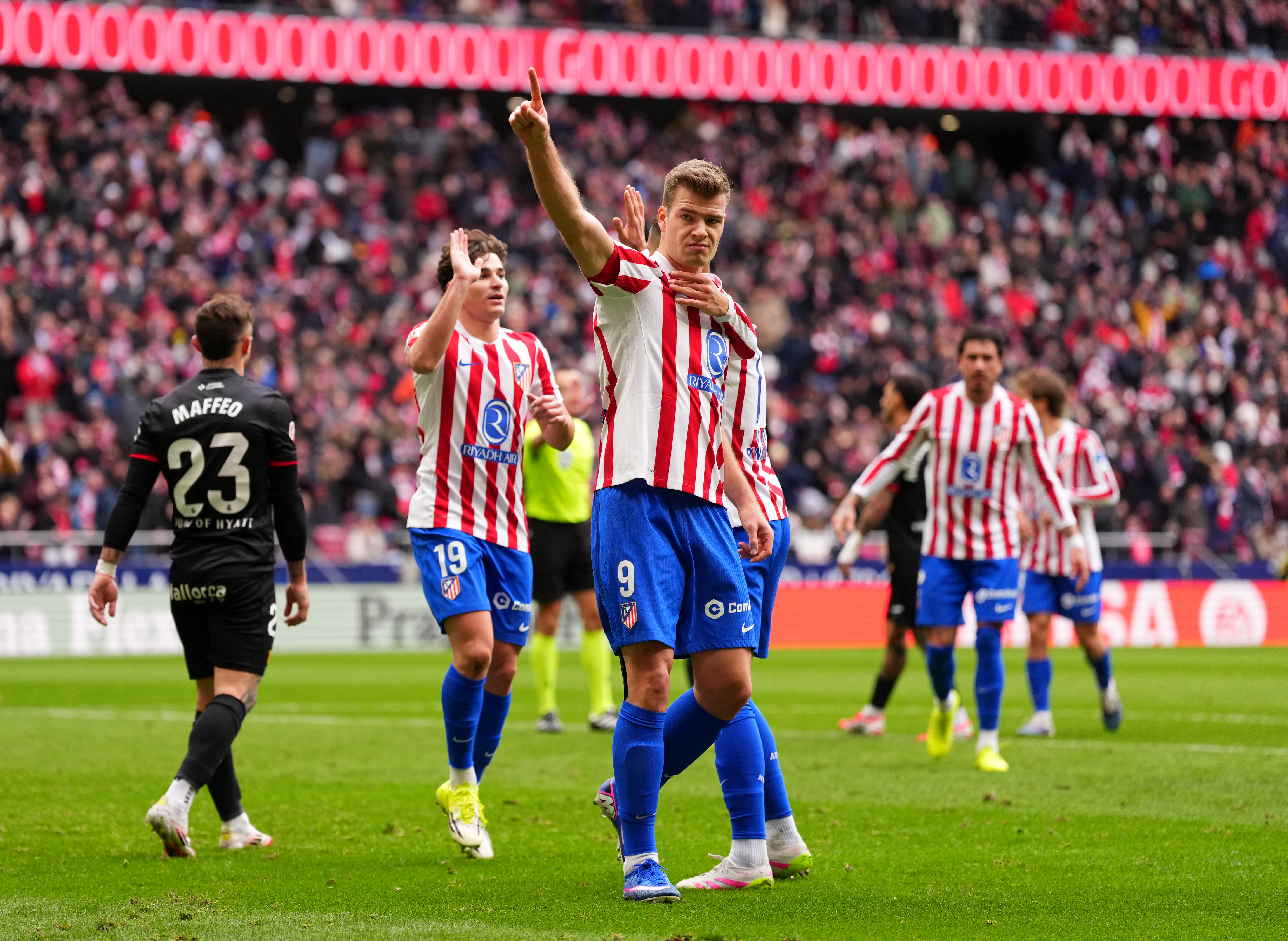 Diez victorias seguidas en casa del Atlético tras golear 3-0 al Mallorca y subir a tercero