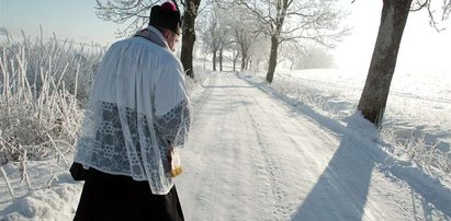 Problem z kolędą. Nie przyjmuj księdza w kapciach i na boso, bo to...