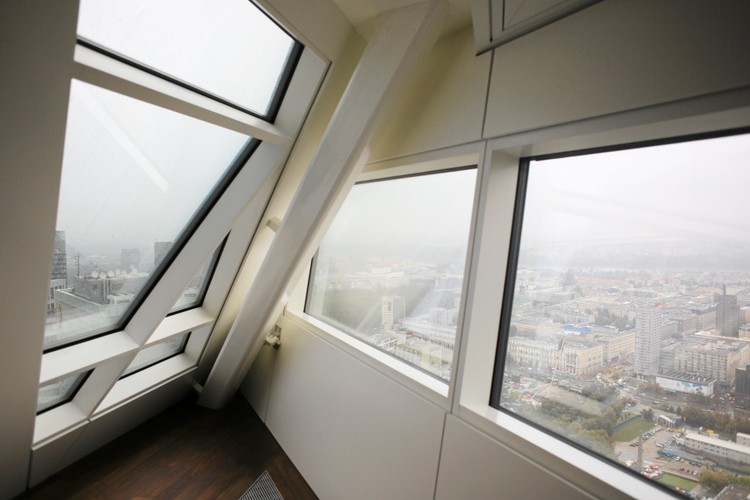 Złota 44 jako pierwszy wysokościowiec w Polsce posiada system TGU (Triple Glazed Unit, potrójne szyby). Technologia ta zapobiega utracie energii cieplnej, znacznie poprawiając izolację cieplną i zmniejszając zużycie energii. Na zdjęciu: Złota 44, widok z apartamentowca Libenskinda