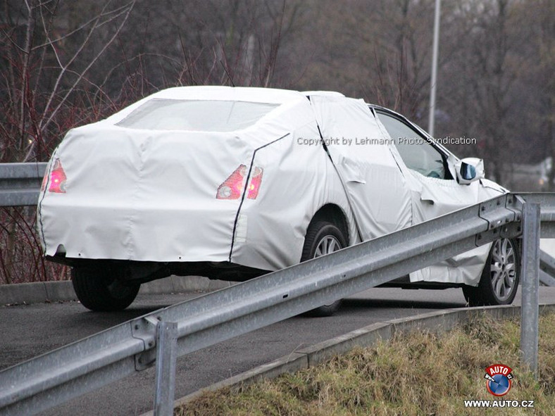 Zdjęcia szpiegowskie: Renault Laguna Sedan (nowe zdjęcia)