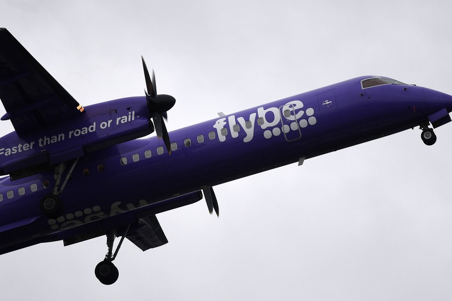 Samolot Flybe startujący z lotniska Londyn City