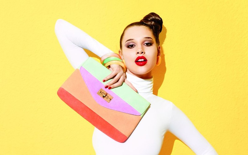 Kolorowe bransoletki i klipsy w wersji „maxi”