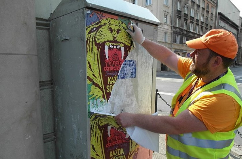 Poznaniacy i urzędnicy czyścili słupy z reklam