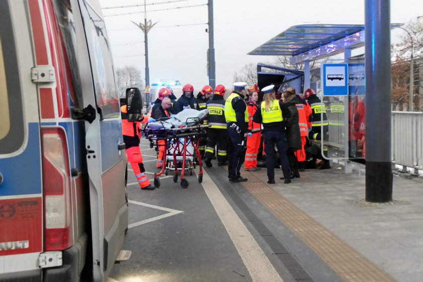 Wypadek w Warszawie. Samochód wjechał w przystanek. Są ranni