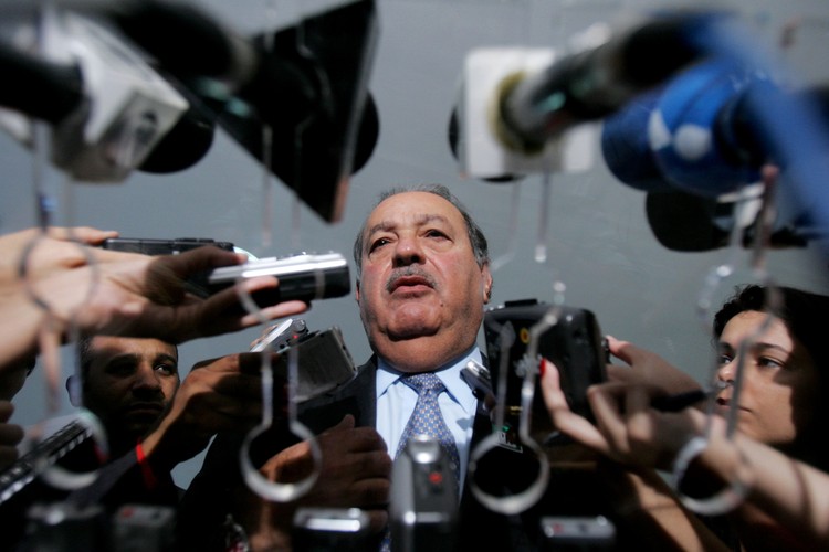 Jedna z najbogatszych osób na świecie i członek zarządu Grupy Carso. Większość swojej działalności filantropijnej prowadzi za pośrednictwem Fundacion Carlos Slim Helu. Na wspieranie najbardziej potrzebujących przeznaczył 4 mld dol. Jego majątek ma w tej chwili wartość ponad 27 mld dol. Helu troszczy się także o poprawę jakości życia w swojej ojczyźnie – Meksyku.