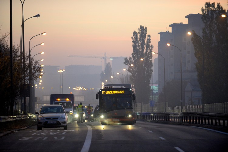 Most został otwarty o godz. 6 rano w obecności  przedstawicieli władz stolicy i Zarządu Dróg Miejskich. Na oficjalnym otwarciu byli też  wykonawcy odbudowy mostu Łazienkowskiego oraz dziennikarze.<br><br>fot. (mae) PAP/Marcin Obara