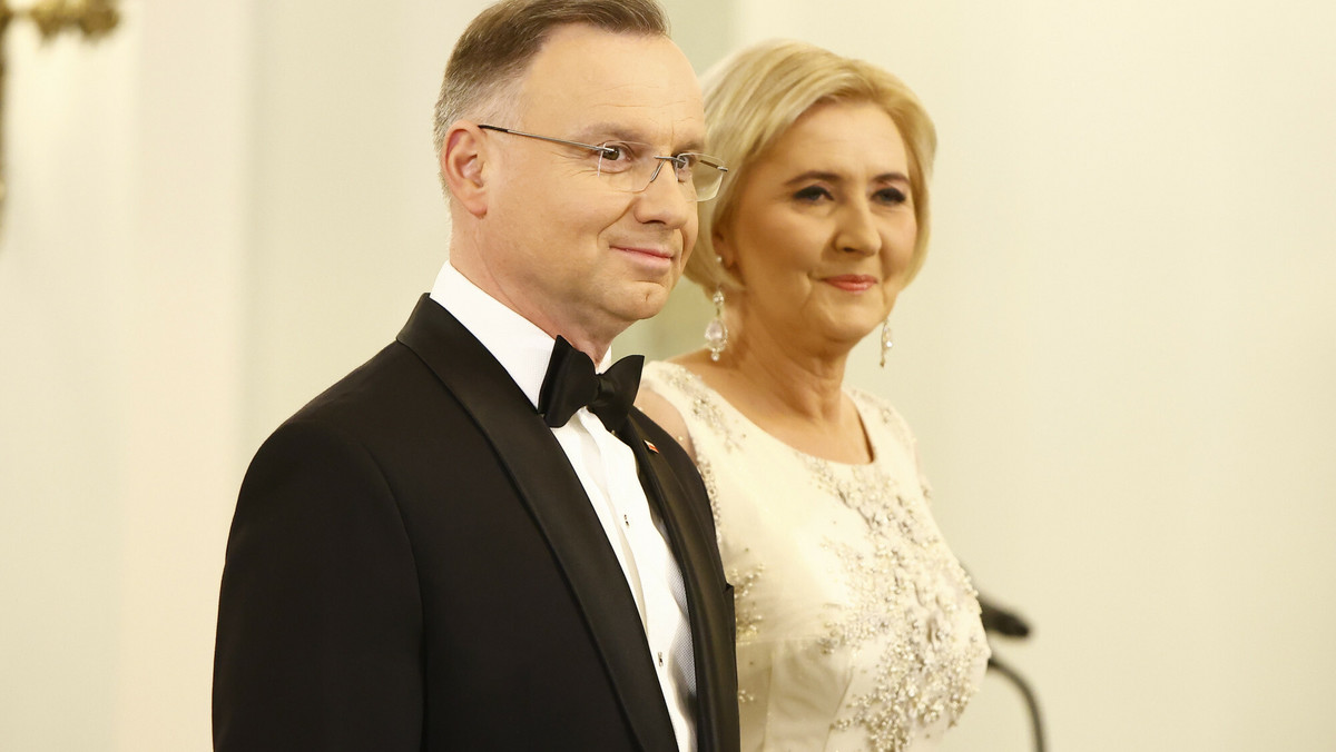 Prezydent pochwalił się zdjęciem na walentynki. W krótkim wpisie zrobił błędy