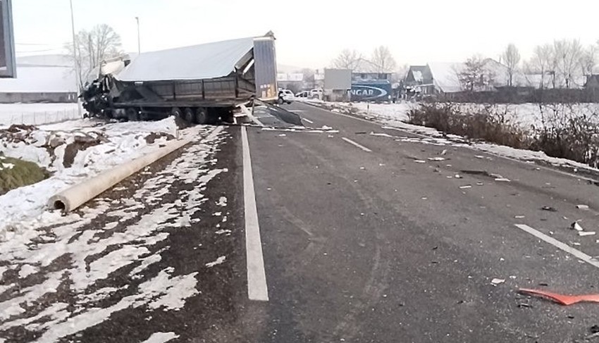 Sudar autobusa i kamiona kod Kraljeva