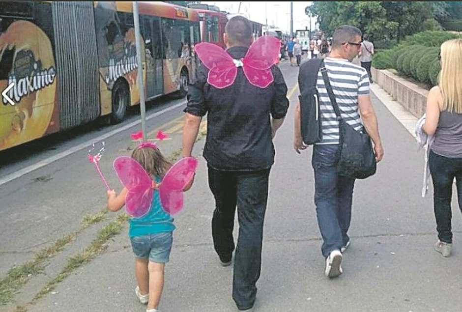 Sa vilinskim krilima kroz grad: Lazar i Sara postali su internet senzacija nakon jedne zajedničke šetnje