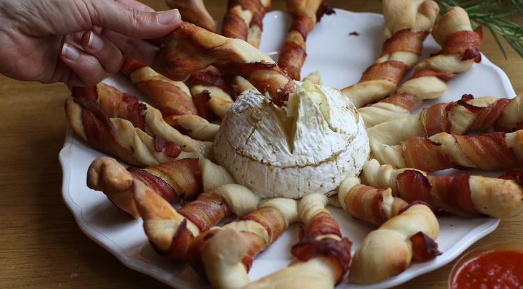 Mit süssek ma? Itt van egy remek Baconös rudak sült camembert sajttal recept. / Fotó: Ringier