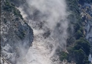Odron na grčkoj plaži Mirtos
