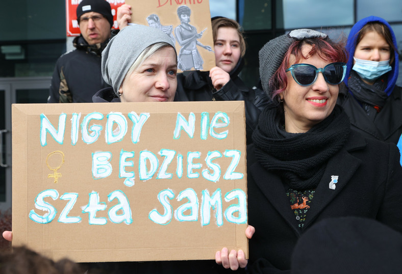 Sylwia Chutnik na proteście w sprawie aktywistki grupy Aborcyjny Dream Team Justyny Wydrzyńskiej za pomoc w dokonaniu aborcji
