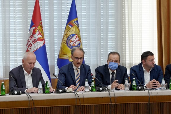 (FOTO) VANREDNA SEDNICA ZBOG HAVARIJE U ČAČKU! Vlada naložila hitne mere: Otvorena besplatna telefonska linija za dostavu flaširane vode