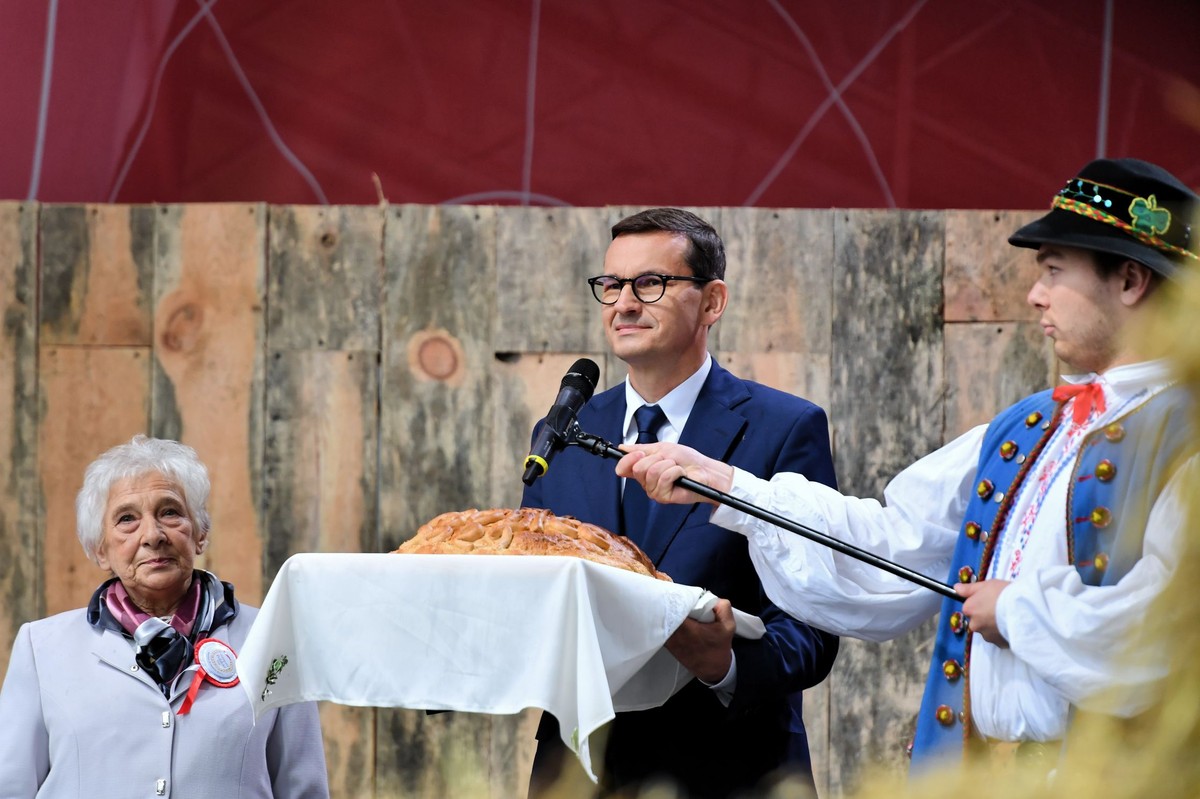 Premier Mateusz Morawiecki uczestniczy w IV Ogólnopolskim Święcie Wdzięczni Polskiej Wsi w Bobolicach