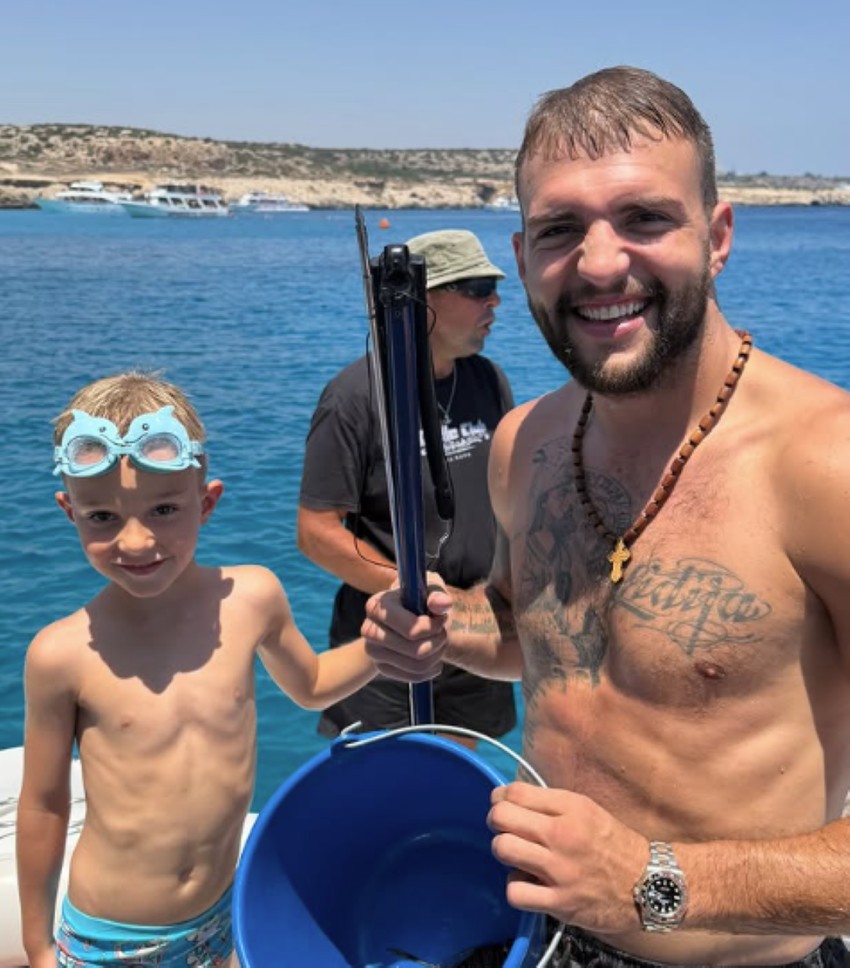 Veljko Ražnatović sa Željkom na pecanju