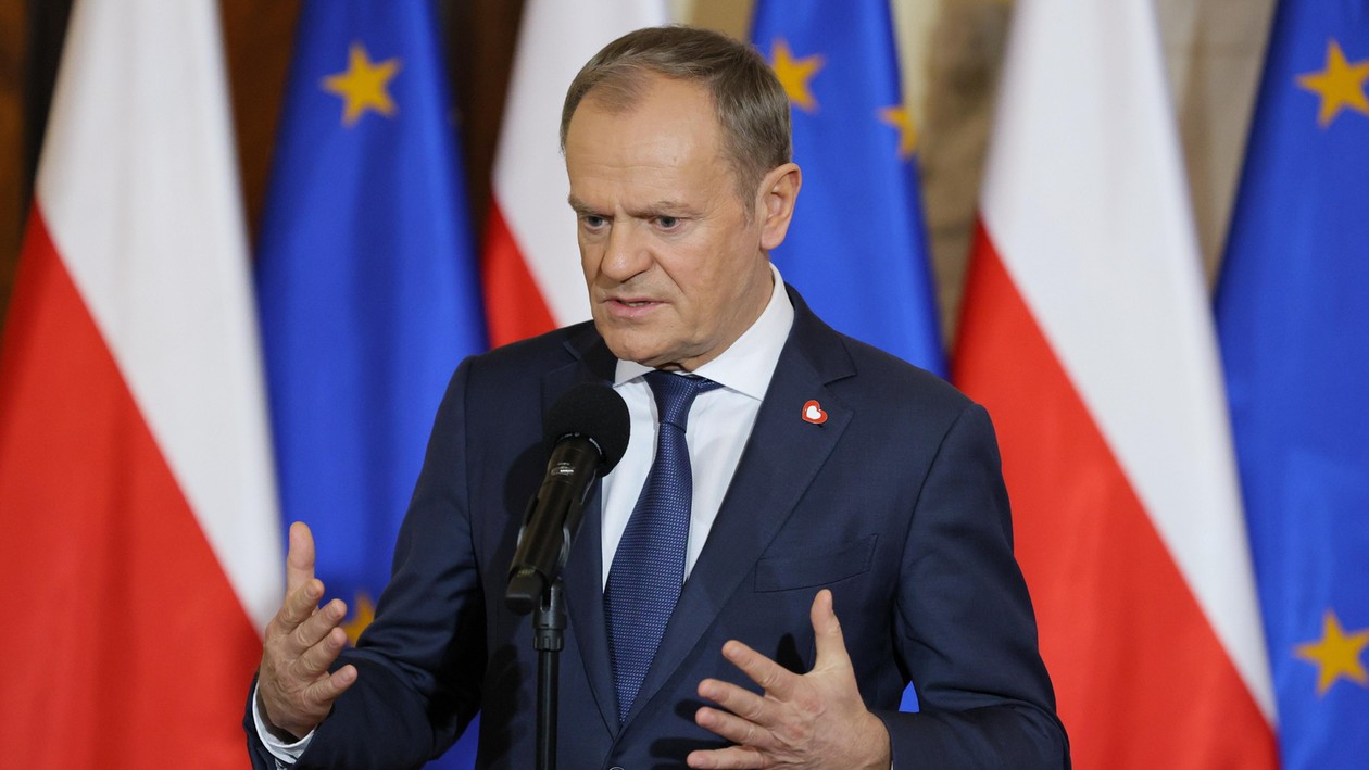 Donald Tusk odnosi się do tekstu Onetu podczas konferencji prasowej w grudniu 2023 r.