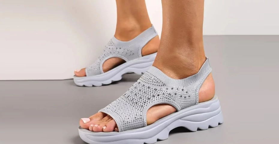 Te sandały dla 60-latek nie mają sobie równych. Idealne na haluksy i szeroką stopę