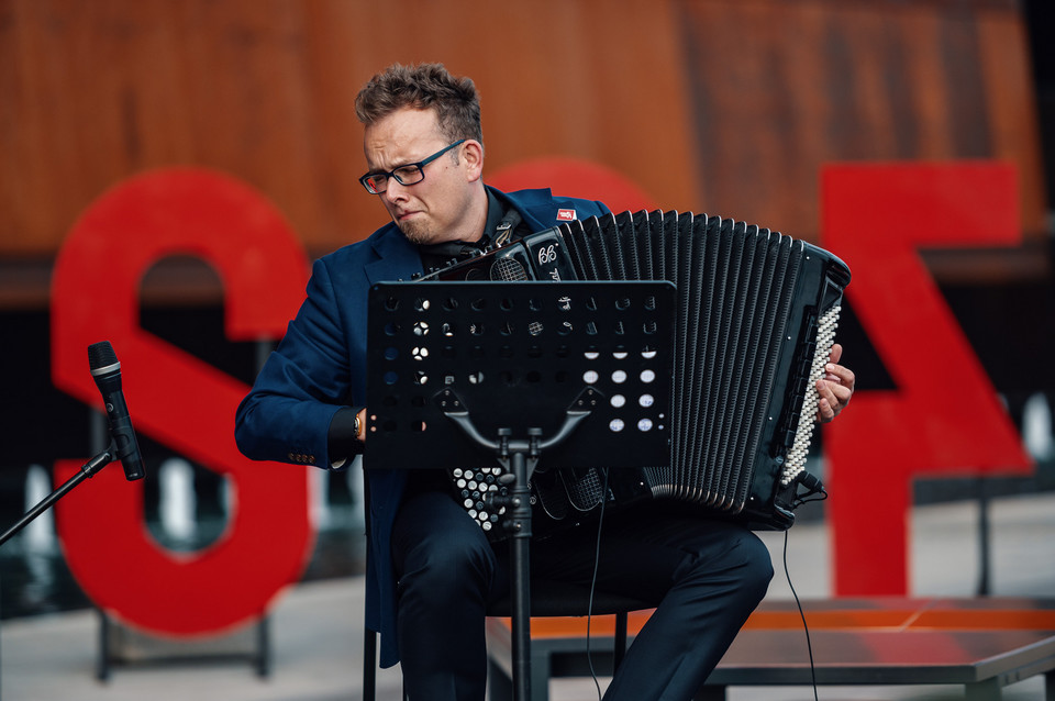 Paweł Zagańczyk, akordeonista, kompozytor i pedagog podczas koncertu "Muzyka Nomadów"