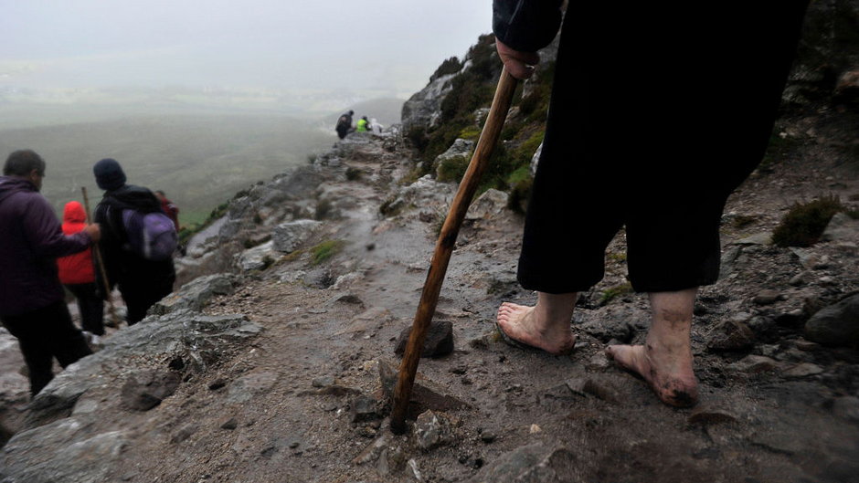 Wąska ścieżka zwana "Croagh Patrick" liczy cztery mile i wiedzie na wysokość 764 m n.p.m.