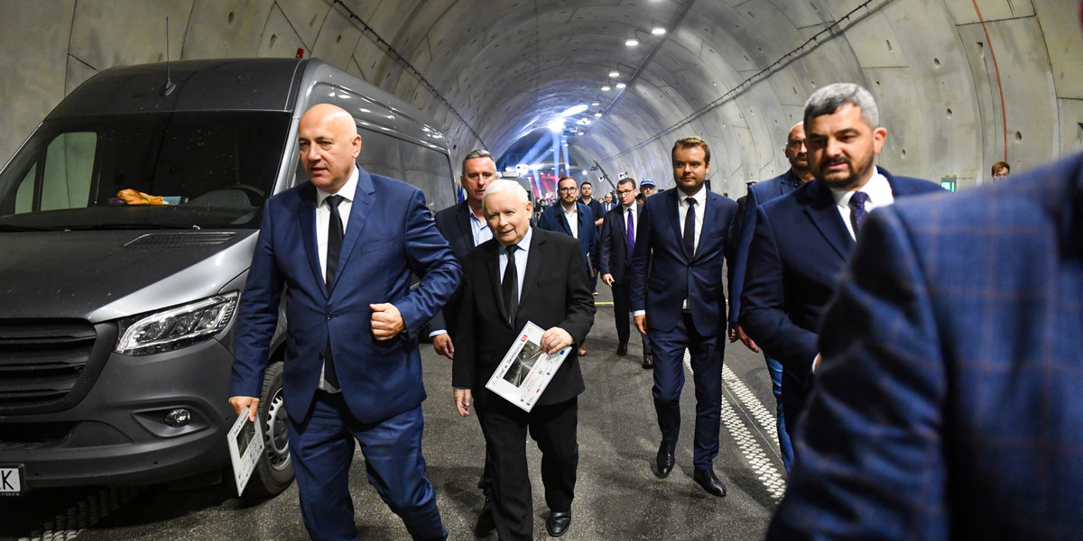 Tunel pod Świną. Wicepremier Jarosław Kaczyński (2L), europoseł Joachim Brudziński (L), rzecznik PiS Rafał Bochenek (2P) i poseł PiS Krzysztof Sobolewski (P) po otwarciu tunelu w Świnoujściu, 30 czerwca 2023 r. 