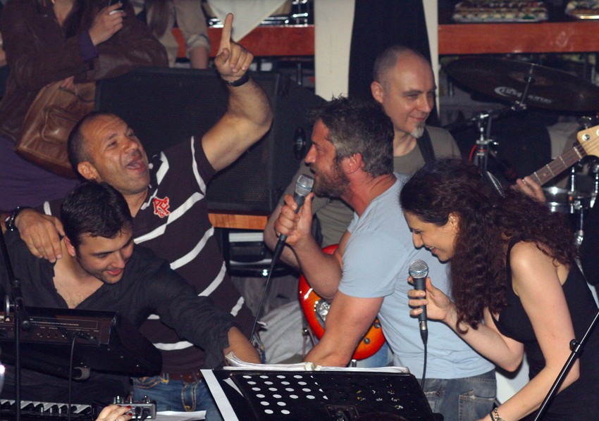 Batler peva sa Mikom Kostić i vlasnikom kluba „Sinema“ Andrejem Kesićem