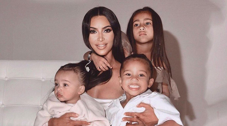 Édes képet készítettek karácsonyra Kardashianék / Fotó: Northfoto