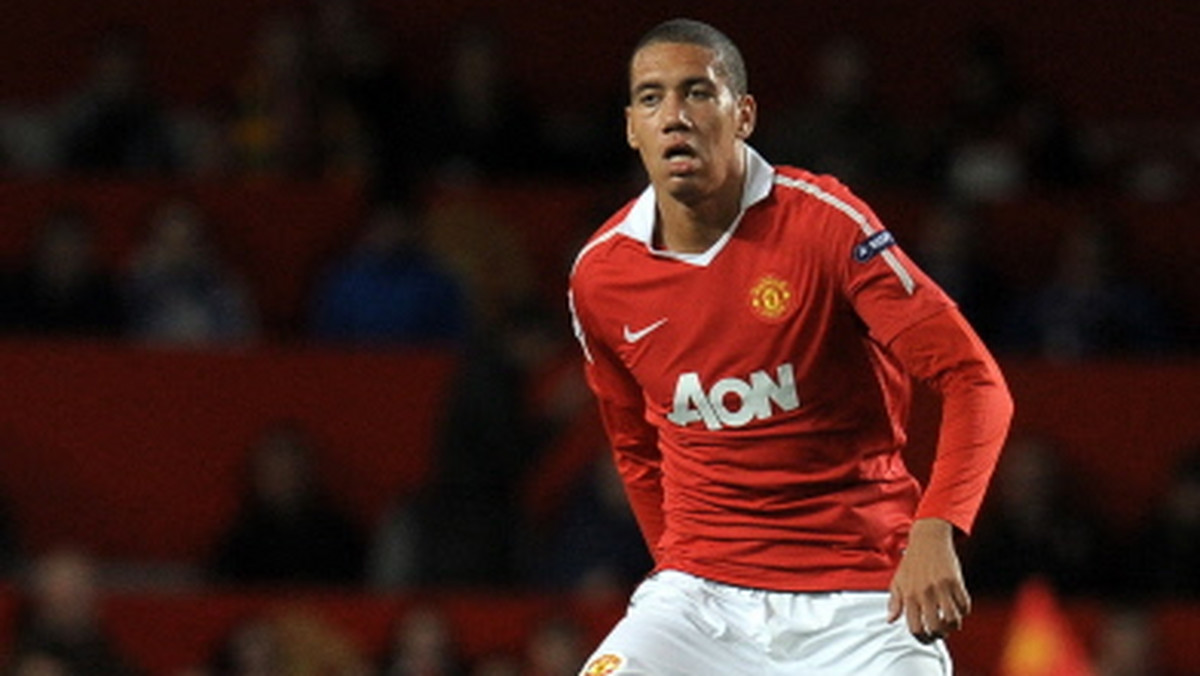 Obrońca Manchesteru United, Chris Smalling złamał kość śródstopia i przeszedł zabieg chirurgiczny. Przerwa w grze młodego piłkarza potrwa około 10 tygodni, przez co opuści on początek sezonu Premier League.