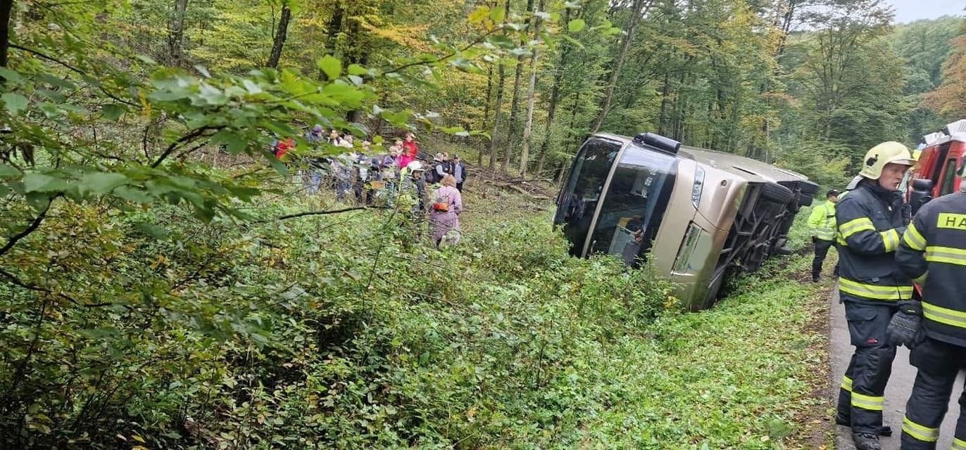 Nehoda autobusu v okrese Levice. 