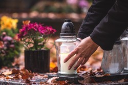 Drogi dzień Wszystkich Świętych 2023. Tyle pieniędzy Polacy wydadzą na znicze i kwiaty