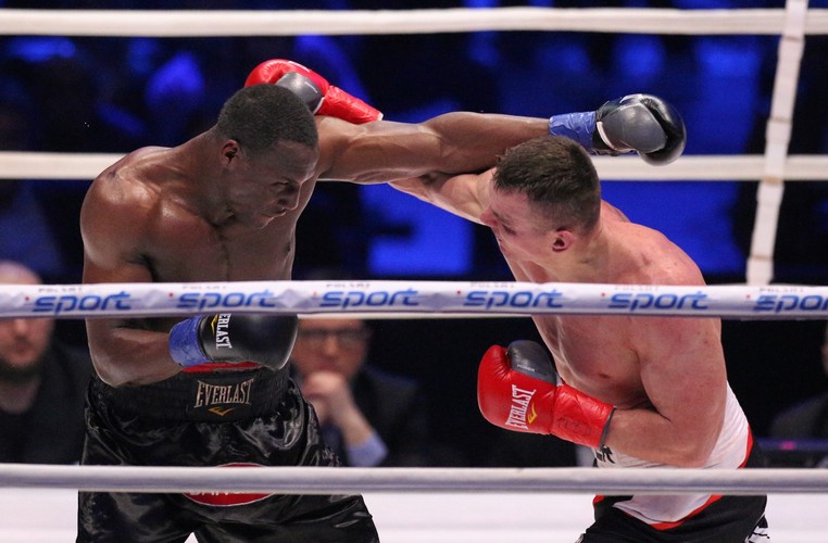 Mateusz Masternak (P) i Amerykanin Eric Fields (L) podczas walki w wadze junior ciężkiej, w trakcie gali bokserskiej Polsat Boxing Night