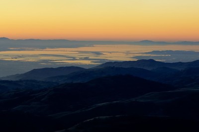 Giganci technologiczni zwalniają nie tylko tempo. Prężne startupy rekrutują