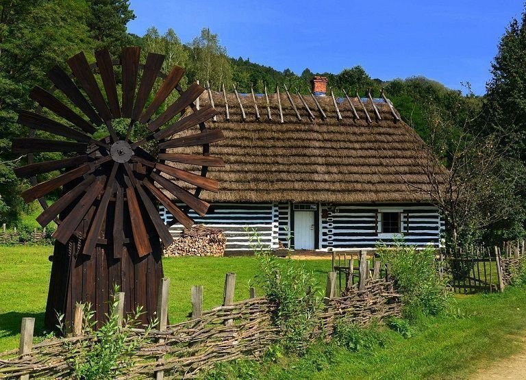 Charakterystyczna dla ziemi sanockiej zagroda prezentowana w skansenie, (fot. Silar, CC BY-SA 3.0)