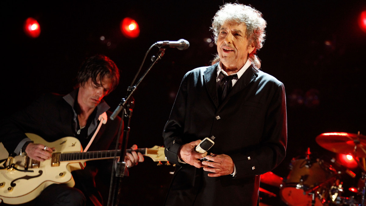 Po kilku dniach prób skontaktowania się z Bobem Dylanem w sprawie przyznanej Nagrody Nobla Akademia Szwedzka przestała szukać kontaktu z muzykiem. Taki komunikat przekazała sekretarz instytucji, Sara Danius. Bob Dylan od momentu ogłoszenia decyzji o przyznaniu Nobla nie odniósł się w żaden sposób do tej sytuacji.