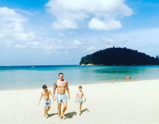 Radosław Majdan z dziećmi na wakacjach