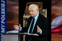 Kaczyński nieobecny, a w PiS trzeszczy. Problem przyszedł w najgorszym momencie [OPINIA]