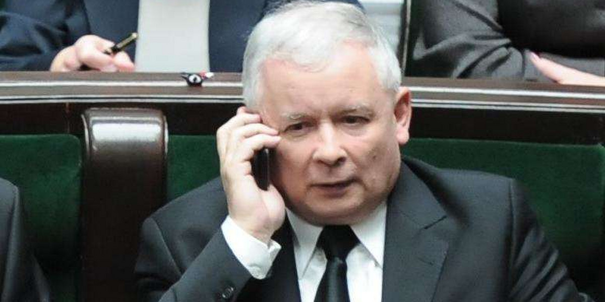 Kaczyński rozmawiał przez telefon na expose